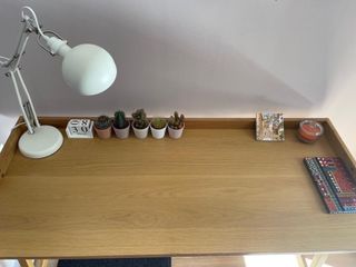 Escritorio de chapa de madera roble.