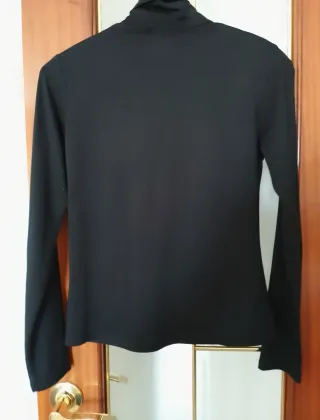 Camiseta negra cuello alto talla L