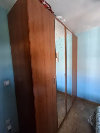 Mesita de noche madera y cabecero y armario