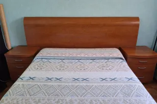 Mesita de noche madera y cabecero y armario