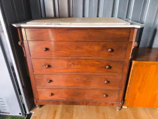 Cómoda antigua de madera con tapa de mármol