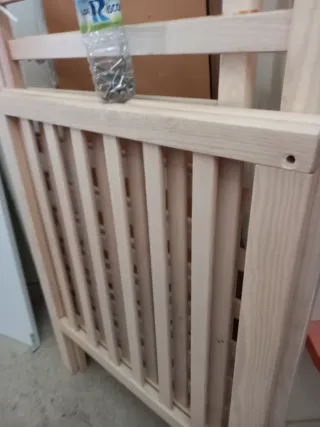 CUNA DE BEBÉ DE MADERA CLARA BONITA