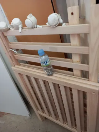 CUNA DE BEBÉ DE MADERA CLARA BONITA