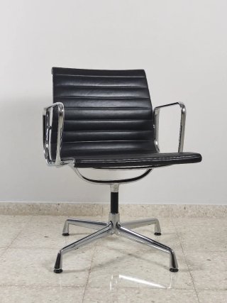 Silla Vitra Eames EA108. Piel marrón.