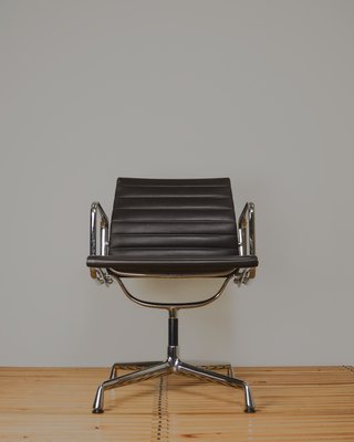 Silla Vitra Eames EA108. Piel marrón.