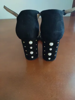 Sandálias de salto alto pretas com pérolas