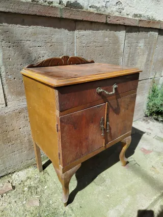 Mesita de noche de madera