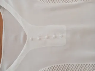 Blusa blanca manga 3/4 con rejilla