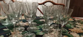 Jarra de cristal con vasos grabados