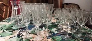 Jarra de cristal con vasos grabados