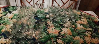 Jarra de cristal con vasos grabados