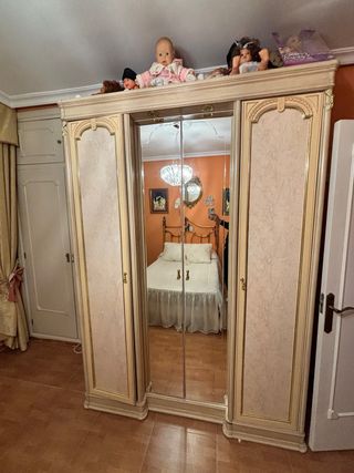 Armario puertas espejo beige y dorado