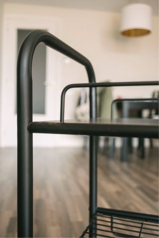 Organizador de baño metálico negro.