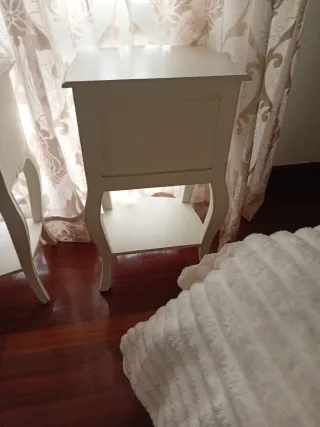 Mesitas de noche blancas de madera