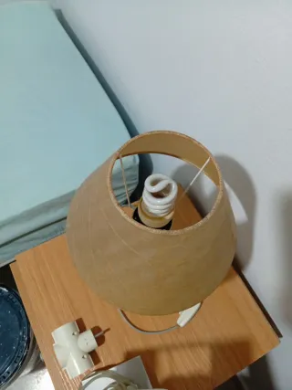 Lámpara de mesa metal y papel