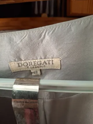 Traje de seda .DOREGATI Chaqueta y Falda Plateado