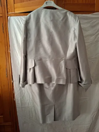 Traje de seda .DOREGATI Chaqueta y Falda Plateado