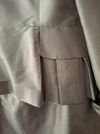 Traje de seda .DOREGATI Chaqueta y Falda Plateado