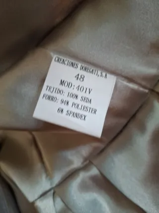 Traje de seda .DOREGATI Chaqueta y Falda Plateado