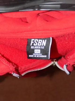 Sudadera roja con cremallera