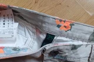 Shorts de flores beige y multicolor