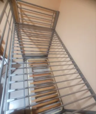 Cama metálica doble gris Sin la cama de abajo
