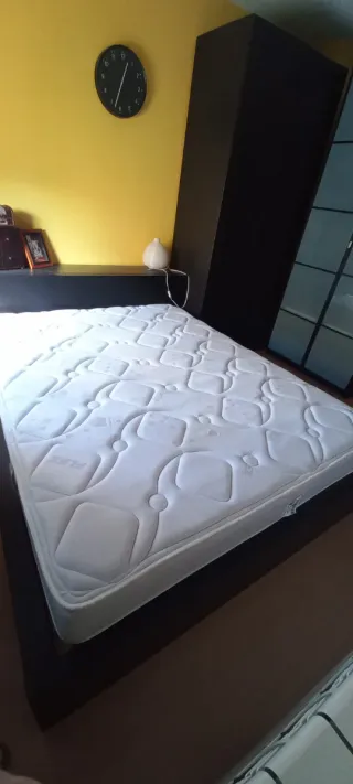 Cama, colchón,cabecero y mesitas.