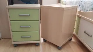 Habitación juvenil. Cama+escritorio+baldas+cómodas