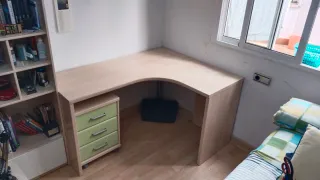 Habitación juvenil. Cama+escritorio+baldas+cómodas