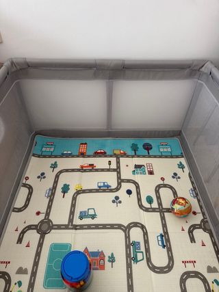 Parque infantil grande con alfombra