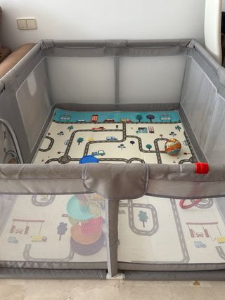 Parque infantil grande con alfombra