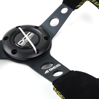 Volante Desplazado Negro Costuras Amarillas