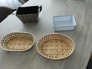 Ceste di bambù, tela e plastica