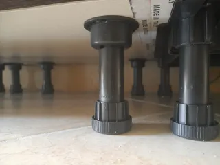 Piedi regolabili in plastica