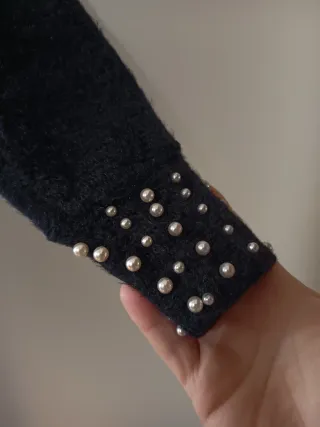 Vestido preto com pérolas