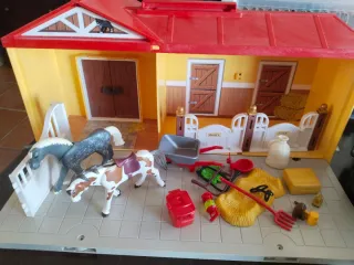 Lote Playmobil: Establo, Coche Policía y Familiar