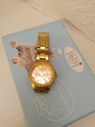 Reloj de mujer dorado sin usar