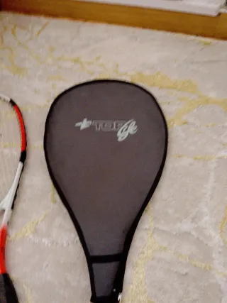 Raqueta de tenis blanca y roja