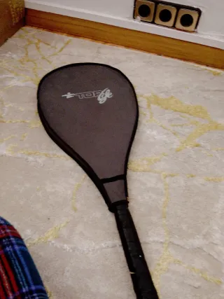 Raqueta de tenis blanca y roja