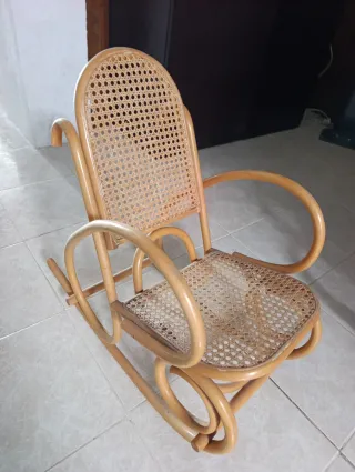 Mecedora infantil de ratán
