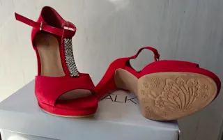 Zapatos de tacón rojos con pedrería