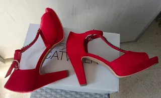 Zapatos de tacón rojos con pedrería