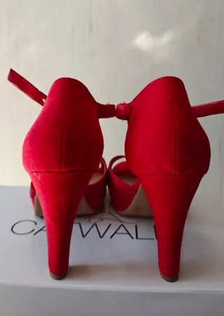 Zapatos de tacón rojos con pedrería