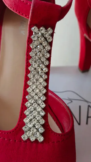 Zapatos de tacón rojos con pedrería