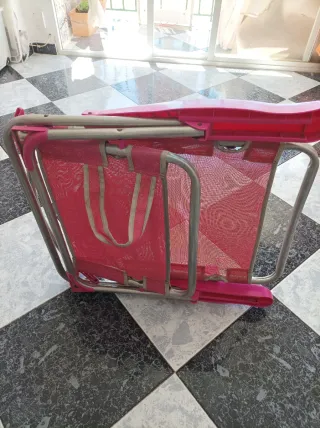 Silla plegable rosa y plateada