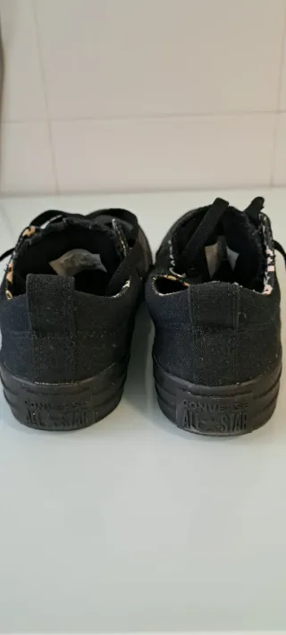 Zapatillas Converse Negras con Estampado Animal