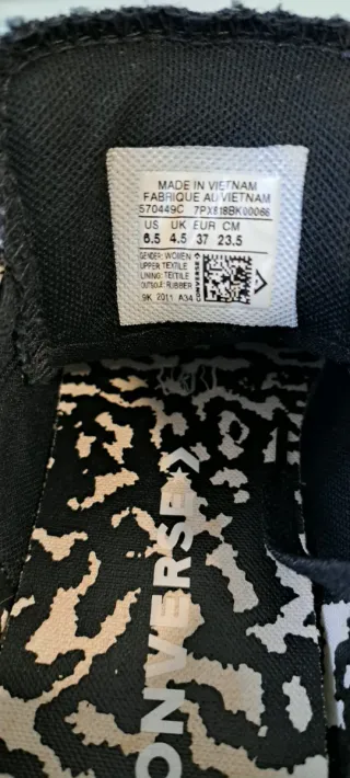 Zapatillas Converse Negras con Estampado Animal