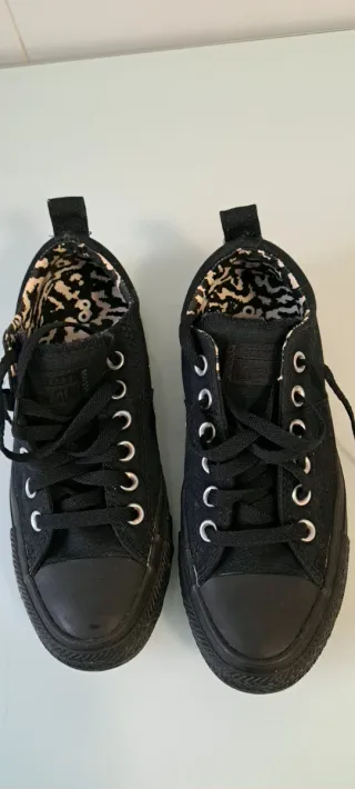 Zapatillas Converse Negras con Estampado Animal