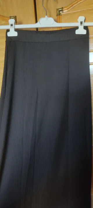 Falda larga negra acanalada