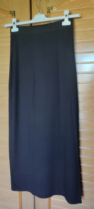 Falda larga negra acanalada